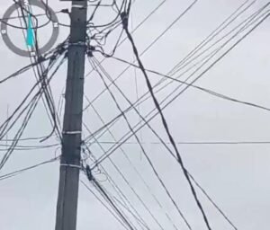 Penarikan Kabel Wifi di Tiang PLN di Wilayah Kecamatan Cibadak Dilakukan Malam Hari. 