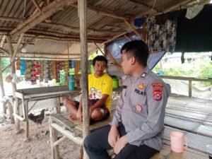 Wujudkan Polri Presisi, Bhabinkamtibmas Sambangi Warga Sembari Dialogis