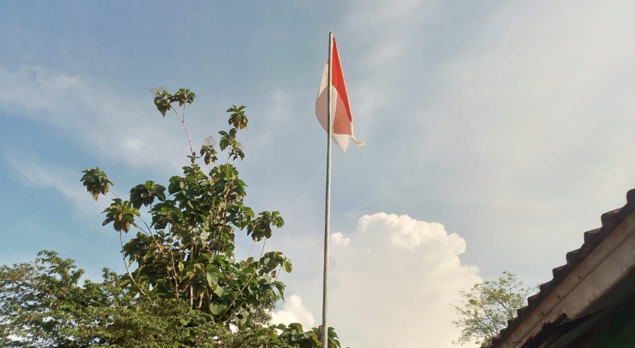 Miris Bendera Merah Putih Rusak & Robek Berkibar di Halaman SDN 2 Ciminyak