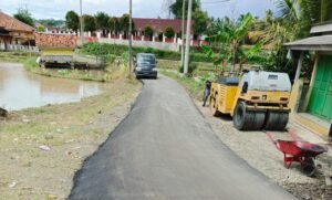 Luar Biasa Pembangunan Jalan Hotmix Desa Leuwicoo 2025, Progres Spektakuler 1.300 Meter