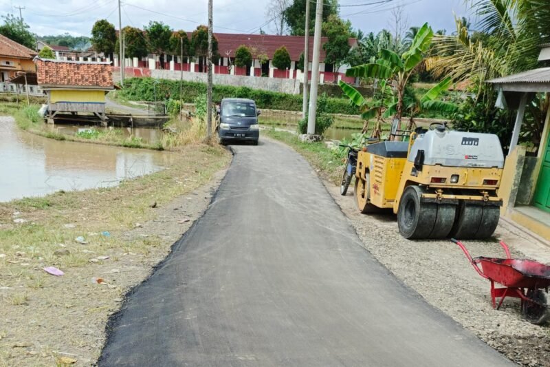 Pembangunan Jalan Hotmix Desa Leuwicoo 2025: Progres Spektakuler 1.300 Meter