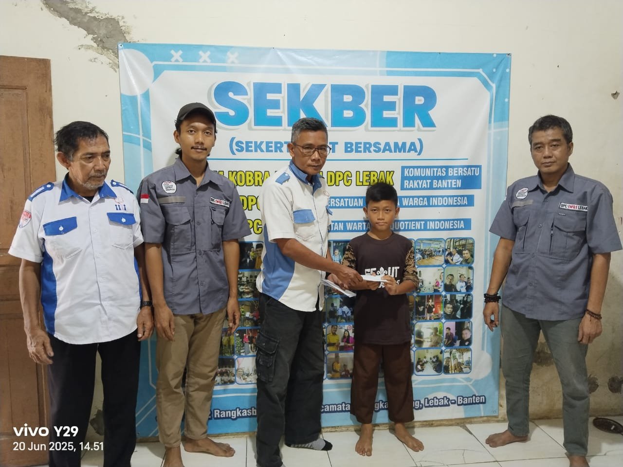 Wujud Nyata Kepedulian Sosial dan Semangat Berbagi, PT Samudera Banten Jaya (SBJ) Bersama IWQI dan PPWI Lebak Gelar Jum’at Berkah di Sekitar Kota Rangkasbitung   