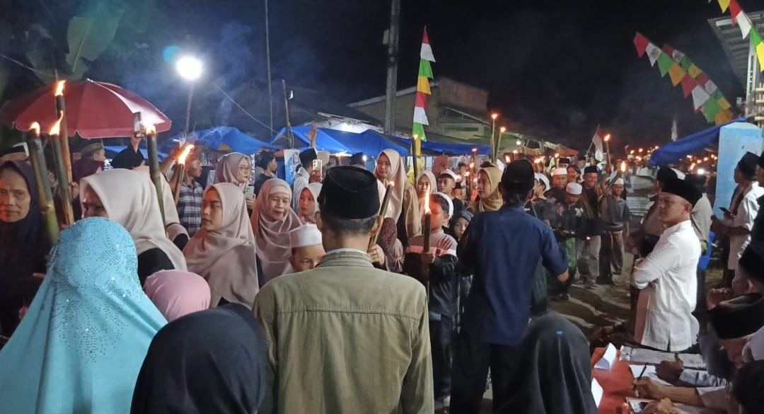 Pemdes Cikarang Berasama Ribuan Warga Turun ke Jalan Menggelar Acara Pawai Obor Dalam Rangka Menyambut Tahun Baru Islam 1 Muharram 1447 H / 2025 M