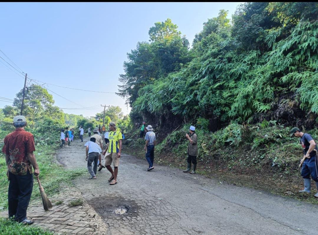 Jelang Peringatan HUT RI ke-80 Pemdes Cikarang Bersama Masyarakat Bergotong Royong Bersihakan Bahu Jalan Poros Desa