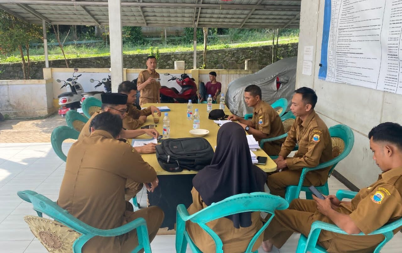 Pemdes Pasirnangka Bersama Tim Pembina Kecamatan Gelar Rapat Pengawasan Pembinaan Pengelolaan Keuangan Desa Semester 1