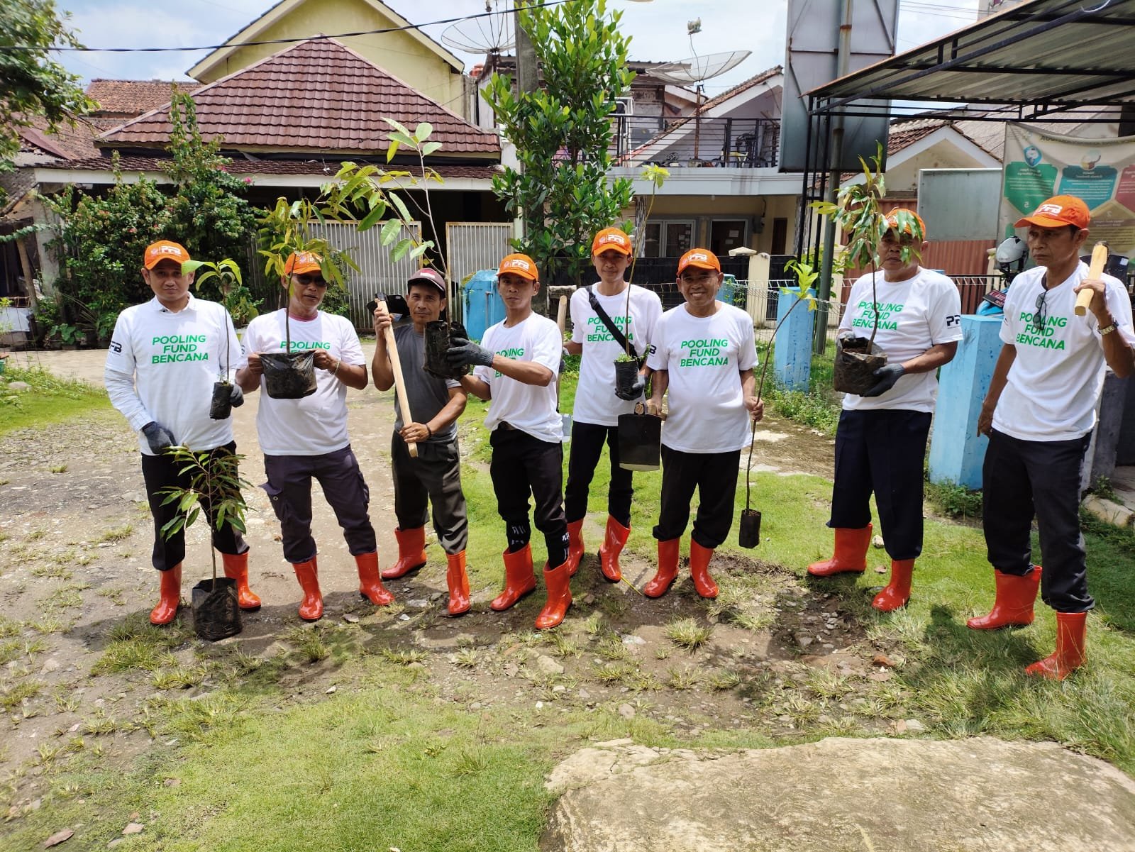 Hijaukan Lingkungan, Pemdes Muncang Tanam Ratusan Bibit di Bantaran Kali Ciminyak