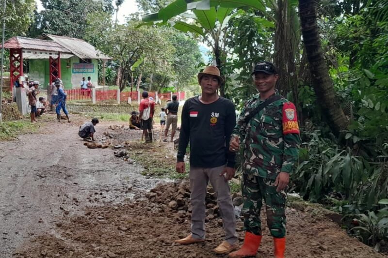 Jelang Tahun Baru, Pemdes Leuwicoo Bersama Warga dan Babinsa Gotong Royong Perbaiki Jalan Poros Antar Desa