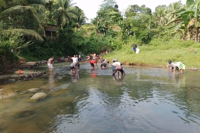 Warga Kampung Barengkok Gotong Royong Perkuat Bronjong di Pinggiran Kali Cicariu
