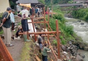 Jalan Ambrol Dibiarkan Lama, Warga Maraya Turun Tangan, Pemerintah Diminta Tidak Bungkam