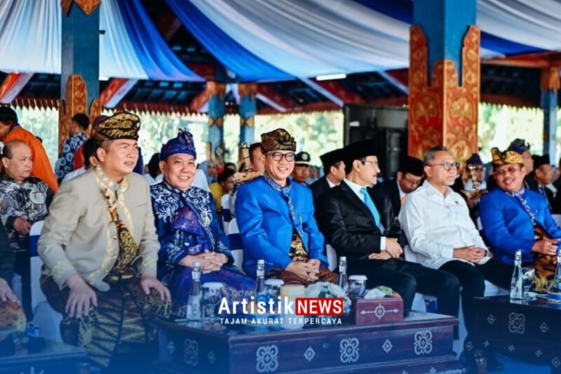Busana Adat Sasak Mendes Yandri Jadi Ikon Perayaan HUT ke-68 Lombok Barat
