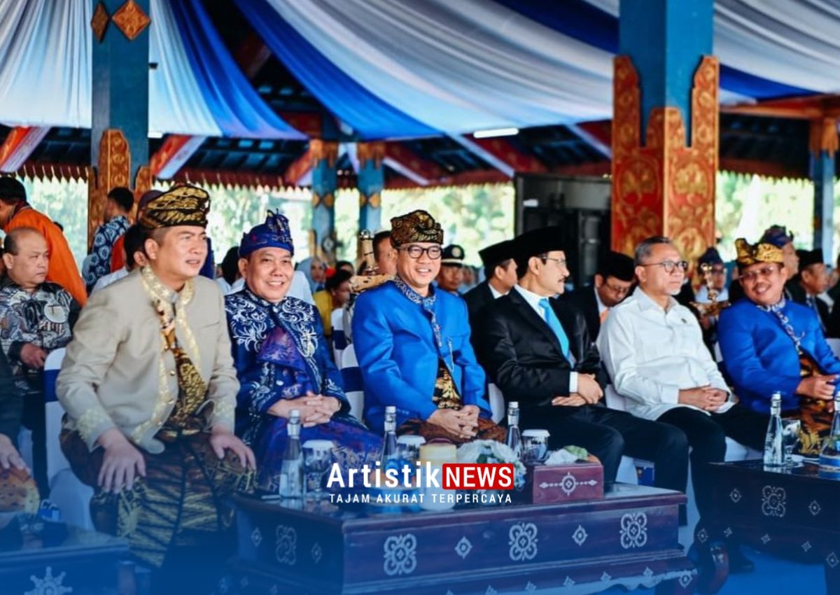 Busana Adat Sasak Mendes Yandri Jadi Ikon Perayaan HUT ke-68 Lombok Barat