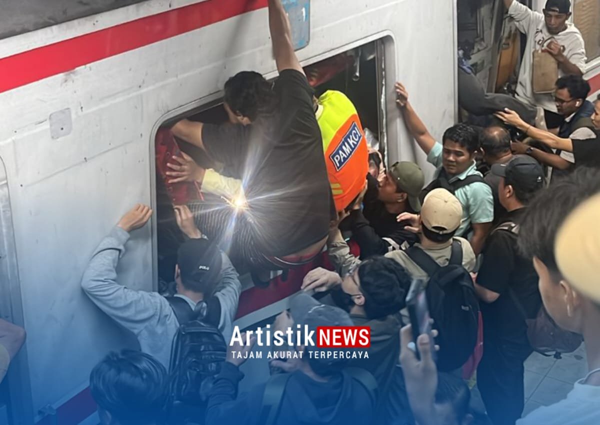 Petugas gabungan melakukan evakuasi korban kecelakaan kereta api di Bekasi Timur dengan fokus pada keselamatan penumpang serta percepatan normalisasi jalur rel.