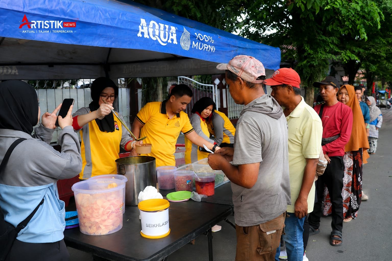 Kapolres Lebak Pimpin Kegiatan Jum’at Berkah dengan Pembagian Makanan Gratis