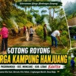 Warga Kampung Hanjuang dan Pemerintah Desa Pasirnangka bergotong royong membersihkan lingkungan dalam kegiatan Jumat Bersih. (Istimewa)