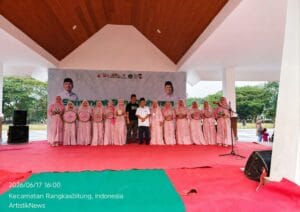Tim Qasidah Al Hasanah dari Desa Sindangwangi, Kecamatan Muncang, tampil pada Festival Qasidah Kabupaten Lebak 2026 di Alun-alun Rangkasbitung sebagai bagian dari syiar Islam dan pelestarian seni religi menjelang Tahun Baru Islam 1448 Hijriah. (Istimewa)