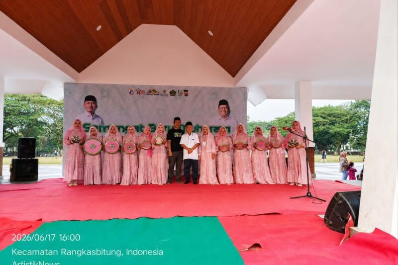 Tim Qasidah Al Hasanah dari Desa Sindangwangi, Kecamatan Muncang, tampil pada Festival Qasidah Kabupaten Lebak 2026 di Alun-alun Rangkasbitung sebagai bagian dari syiar Islam dan pelestarian seni religi menjelang Tahun Baru Islam 1448 Hijriah. (Istimewa)