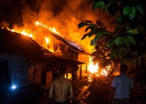 Kebakaran di Desa Sinarjaya Lebak Hanguskan Dua Rumah, Diduga Dipicu Korsleting Listrik