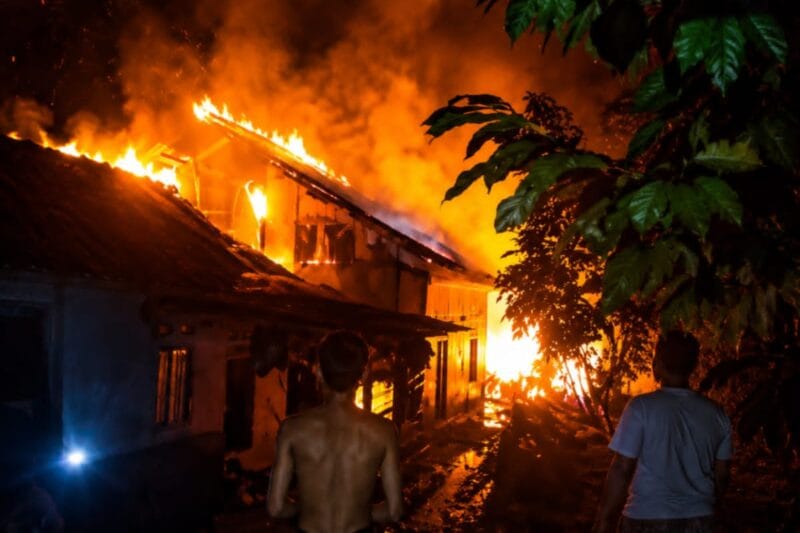 Kebakaran di Desa Sinarjaya Lebak Hanguskan Dua Rumah, Diduga Dipicu Korsleting Listrik