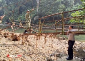 Jembatan gantung ambruk di Desa Sangkanwangi, Kecamatan Leuwidamar, Kabupaten Lebak, memutus akses utama empat kampung dan mengganggu aktivitas warga. (Istimewa).