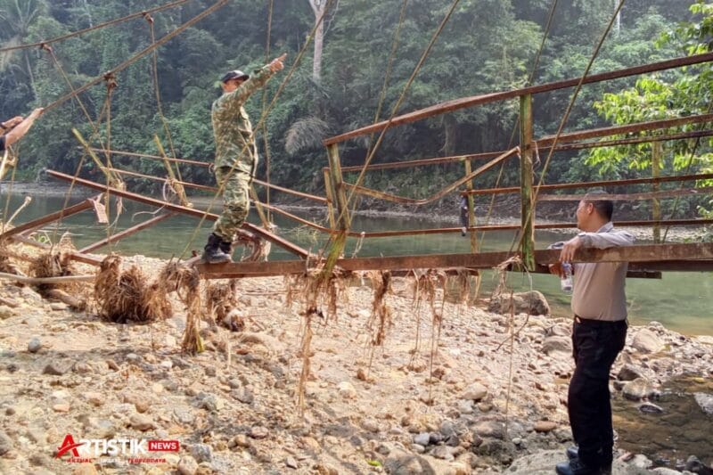 Jembatan gantung ambruk di Desa Sangkanwangi, Kecamatan Leuwidamar, Kabupaten Lebak, memutus akses utama empat kampung dan mengganggu aktivitas warga. (Istimewa).