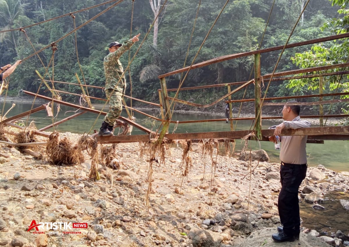 Jembatan gantung ambruk di Desa Sangkanwangi, Kecamatan Leuwidamar, Kabupaten Lebak, memutus akses utama empat kampung dan mengganggu aktivitas warga. (Istimewa).