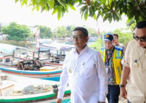 Gubernur Banten Andra Soni Tinjau Pengerukan Sungai Cibanten untuk Pengendalian Banjir di Karangantu