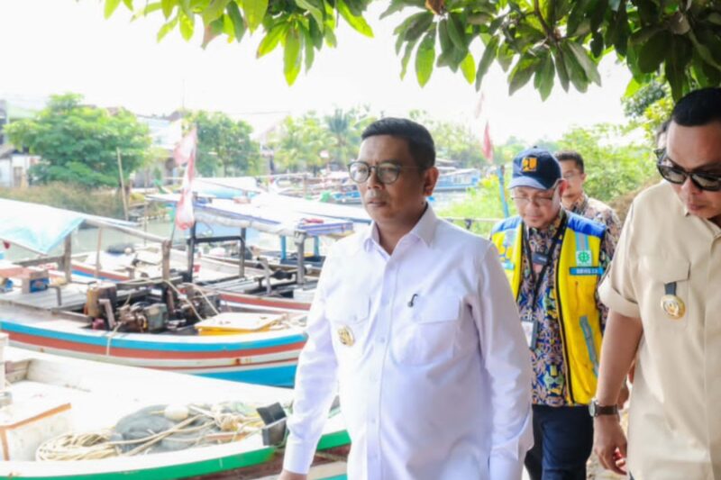 Gubernur Banten Andra Soni Tinjau Pengerukan Sungai Cibanten untuk Pengendalian Banjir di Karangantu
