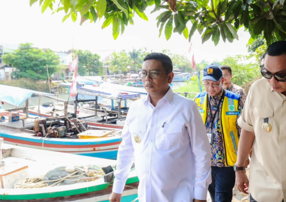 Gubernur Banten Andra Soni Tinjau Pengerukan Sungai Cibanten untuk Pengendalian Banjir di Karangantu