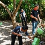 Camat Muncang bersama pegawai kecamatan mengikuti kegiatan Jumat Bersih untuk menciptakan lingkungan kerja yang bersih dan sehat. (Istimewa)