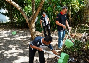 Camat Muncang bersama pegawai kecamatan mengikuti kegiatan Jumat Bersih untuk menciptakan lingkungan kerja yang bersih dan sehat. (Istimewa)