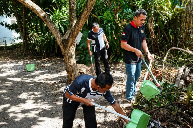 Camat Muncang bersama pegawai kecamatan mengikuti kegiatan Jumat Bersih untuk menciptakan lingkungan kerja yang bersih dan sehat. (Istimewa)