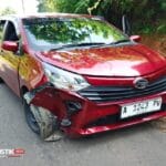 Kondisi mobil Daihatsu Sigra yang mengalami kerusakan pada bagian depan kanan setelah terlibat kecelakaan lalu lintas di Jalan Raya Lebakgedong–Cipanas, Kampung Jaha, Desa Banjarsari, Kecamatan Lebakgedong, Kabupaten Lebak, Senin (8/6/2026). (Istimewa)
