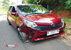 Kondisi mobil Daihatsu Sigra yang mengalami kerusakan pada bagian depan kanan setelah terlibat kecelakaan lalu lintas di Jalan Raya Lebakgedong–Cipanas, Kampung Jaha, Desa Banjarsari, Kecamatan Lebakgedong, Kabupaten Lebak, Senin (8/6/2026). (Istimewa)