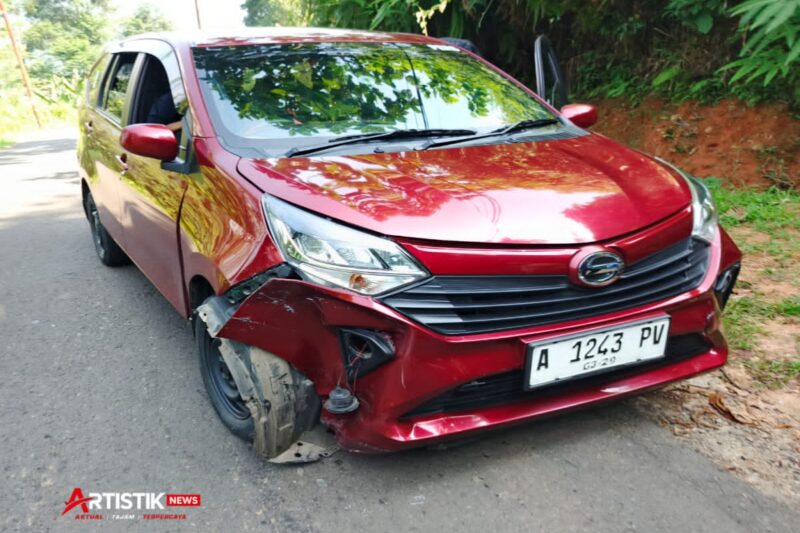 Kondisi mobil Daihatsu Sigra yang mengalami kerusakan pada bagian depan kanan setelah terlibat kecelakaan lalu lintas di Jalan Raya Lebakgedong–Cipanas, Kampung Jaha, Desa Banjarsari, Kecamatan Lebakgedong, Kabupaten Lebak, Senin (8/6/2026). (Istimewa)