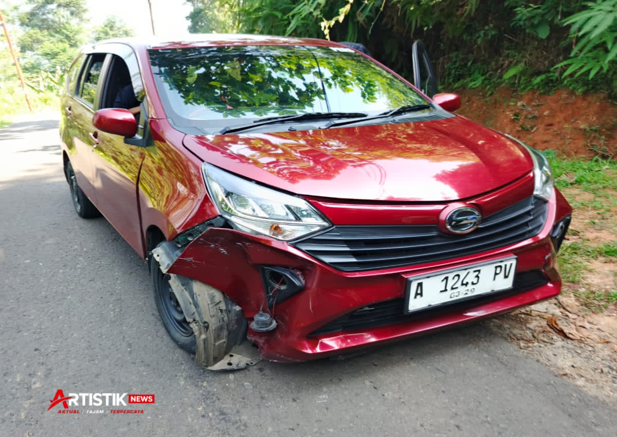 Kondisi mobil Daihatsu Sigra yang mengalami kerusakan pada bagian depan kanan setelah terlibat kecelakaan lalu lintas di Jalan Raya Lebakgedong–Cipanas, Kampung Jaha, Desa Banjarsari, Kecamatan Lebakgedong, Kabupaten Lebak, Senin (8/6/2026). (Istimewa)