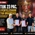 Pengurus DPC GRIB Jaya Kabupaten Lebak menunjukkan Surat Keputusan (SK) pembentukan PAC saat konsolidasi organisasi menjelang Rapat Kerja Cabang (Rakercab) 2026 di Kabupaten Lebak. (Istimewa)