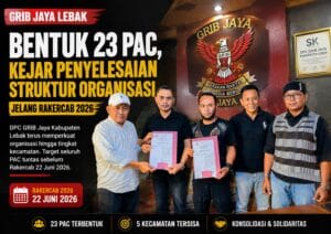 Pengurus DPC GRIB Jaya Kabupaten Lebak menunjukkan Surat Keputusan (SK) pembentukan PAC saat konsolidasi organisasi menjelang Rapat Kerja Cabang (Rakercab) 2026 di Kabupaten Lebak. (Istimewa)