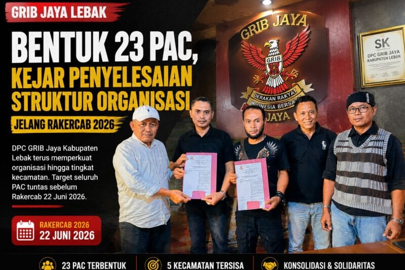 Pengurus DPC GRIB Jaya Kabupaten Lebak menunjukkan Surat Keputusan (SK) pembentukan PAC saat konsolidasi organisasi menjelang Rapat Kerja Cabang (Rakercab) 2026 di Kabupaten Lebak. (Istimewa)