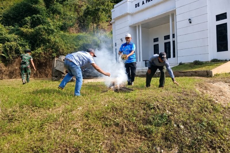 Kegiatan Gotong Royong Jumat Bersih di Desa Pasireurih bertujuan menjaga kebersihan dan kenyamanan lingkungan. (Istimewa)