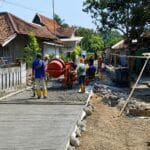 Pekerja melaksanakan pembangunan jalan beton di Desa Cisimeut, Kecamatan Leuwidamar, Kabupaten Lebak, yang dibiayai melalui APBD Kabupaten Lebak Tahun Anggaran 2026 guna meningkatkan akses transportasi masyarakat. (Istimewa)
