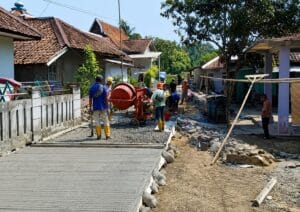 Pekerja melaksanakan pembangunan jalan beton di Desa Cisimeut, Kecamatan Leuwidamar, Kabupaten Lebak, yang dibiayai melalui APBD Kabupaten Lebak Tahun Anggaran 2026 guna meningkatkan akses transportasi masyarakat. (Istimewa)