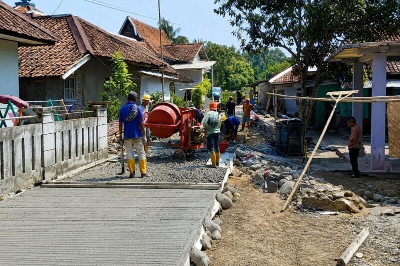 Pekerja melaksanakan pembangunan jalan beton di Desa Cisimeut, Kecamatan Leuwidamar, Kabupaten Lebak, yang dibiayai melalui APBD Kabupaten Lebak Tahun Anggaran 2026 guna meningkatkan akses transportasi masyarakat. (Istimewa)