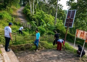 Kepala Desa Muhaimin bersama perangkat desa dan warga mengikuti Gotong Royong Jumat Bersih di Desa Girijagabaya, Kecamatan Muncang. (Istimewa)