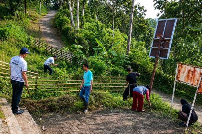 Kepala Desa Muhaimin bersama perangkat desa dan warga mengikuti Gotong Royong Jumat Bersih di Desa Girijagabaya, Kecamatan Muncang. (Istimewa)