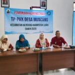 Ketua TP-PKK Kecamatan Muncang memberikan materi dalam kegiatan Pembinaan Administrasi TP-PKK Desa Muncang 2026. (Istimewa)