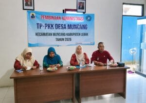 Ketua TP-PKK Kecamatan Muncang memberikan materi dalam kegiatan Pembinaan Administrasi TP-PKK Desa Muncang 2026. (Istimewa)