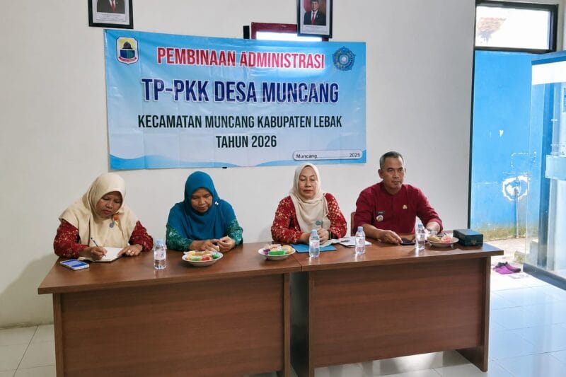 Ketua TP-PKK Kecamatan Muncang memberikan materi dalam kegiatan Pembinaan Administrasi TP-PKK Desa Muncang 2026. (Istimewa)