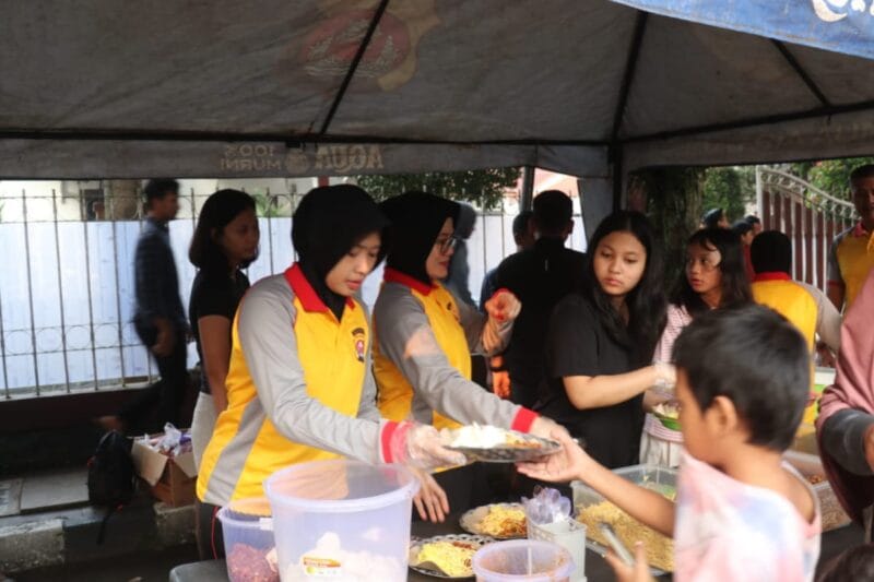 Polres Lebak Gelar Jumat Berkah, Bagikan Makanan Gratis untuk Warga