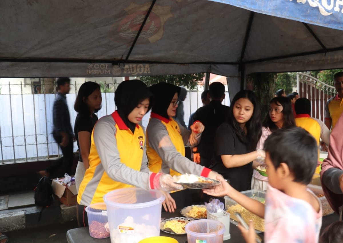 Polres Lebak Gelar Jumat Berkah, Bagikan Makanan Gratis untuk Warga