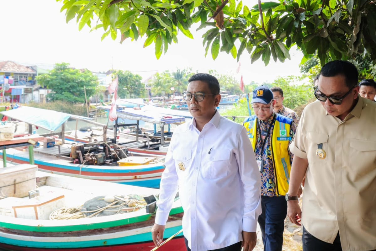 Gubernur Banten Andra Soni Tinjau Pengerukan Sungai Cibanten untuk Pengendalian Banjir di Karangantu